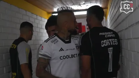 Arturo Vidal le dio un tip a Brayan Cortés camino a la cancha del estadio Santa Laura.