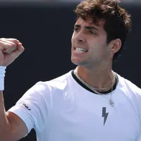 Con final preocupante: Cristian Garín debuta con un triunfazo en el Río Open