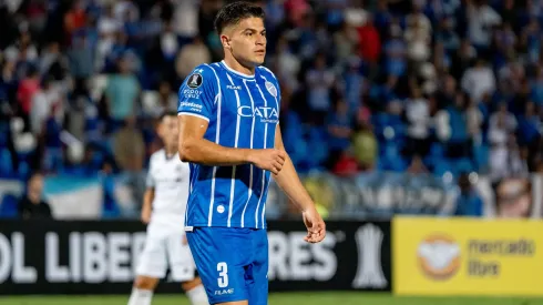 Thomas Galdames no pudo ganarle el duelo a Cristián Zavala en la caída de Godoy Cruz ante Colo Colo.