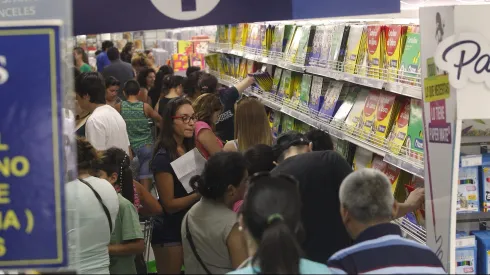 Apoderados compran útiles escolares para el inicio de clases (2016)