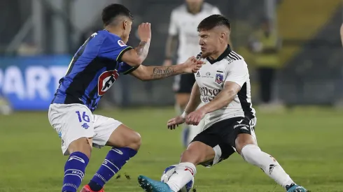 Carlos Lobos en acción ante Colo Colo por Huachipato.