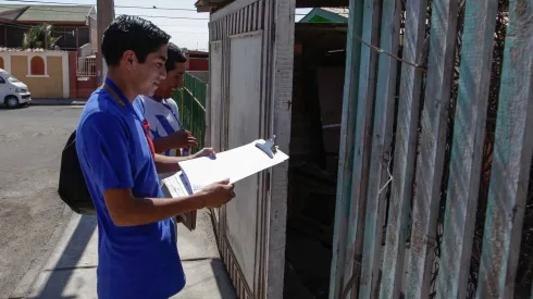 Censista encuesta a una persona en la puerta de su casa en Arica (Censo 2024)