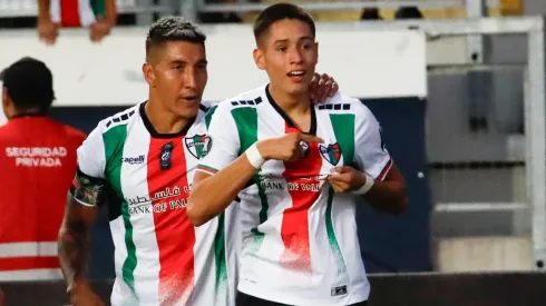 Iván Román celebra junto al Banana Suárez su primer gol como futbolista profesional.