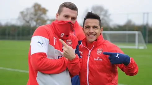 Lukas Podolski y Alexis Sánchez coincidieron en Inglaterra cuando el Maravilla recién desembarcó en Londres. 
