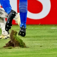 Champa ordinaria incluida: Preocupante estado de la cancha del Estadio Monumental