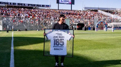Jaime Valdés recibió este recuerdo como homenaje en el duelo entre Colo Colo y Huachipato.