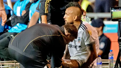 Vidal siendo atendido por Wilson Ferrada, kinesiólogo de Colo Colo, en Mendoza.