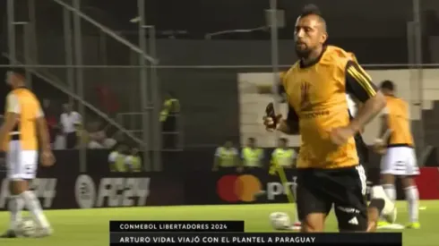 Arturo Vidal no jugó, pero aun así hizo trabajo en la cancha que albergó el partido ante Sportivo Trinidense.