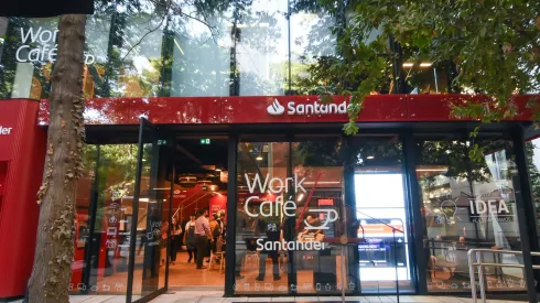 Nueva sucursal de Work/Café Santander en la casa Central de la UC