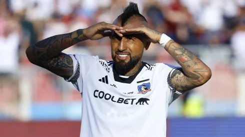 Como diciendo "mira la talla que me tiré". Arturo Vidal bromea en la previa del Superclásico.