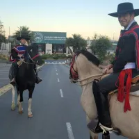 Vestido de huaso y arriba de un caballo: Cristián Álvarez presenta su nueva academia de fútbol