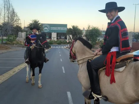 Cristián Álvarez presenta su nueva academia de fútbol arriba del caballo
