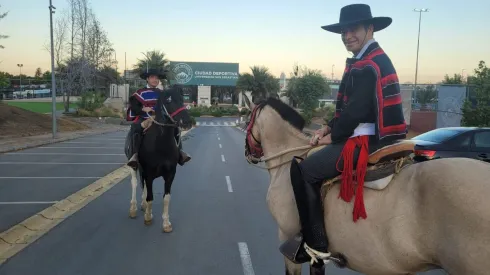 Cristián e Iván Álvarez arriba de los caballos.