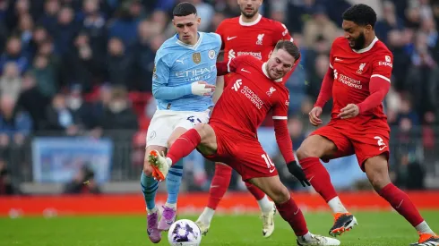 Liverpool y Manchester City igualaron, resultado que celebra el Arsenal.