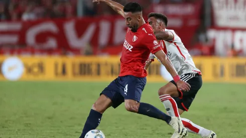 Mauricio Isla lucha un balón con Enzo Díaz en el partido entre Independiente de Avellaneda y River Plate.