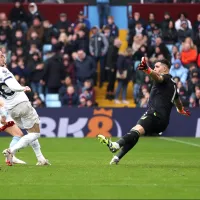 Dibu Martínez se lleva una bolsa de goles tras masacre del Tottenham al Aston Villa