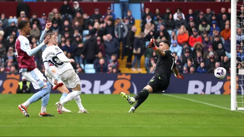 Tormenta de goles en el Villa Park y el Dibu sin paraguas.