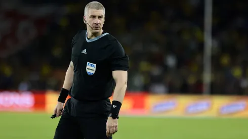 Anderson Daronco dirigiendo Chile vs. Ecuador