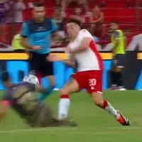 Rodrigo Echeverría pega tremendo planchazo y se salva de la expulsión en Huracán ante Guede