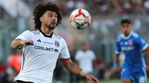 Maxi Falcón jugando por Colo Colo ante la U.