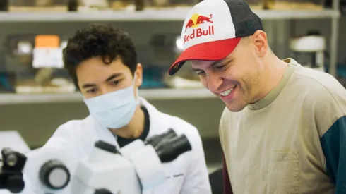 David “GrandPooBear” Hunt visitó la Universidad de Texas para conocer los avances medicinales para buscar una cura de lesiones de médula espinal.