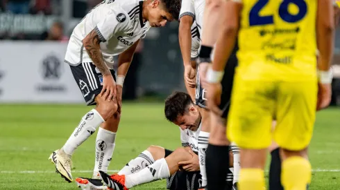 Así quedó César Fuentes en el mediocampo de Colo Colo. Aunque el problema en la rodilla izquierda surgió dentro de una de las áreas.