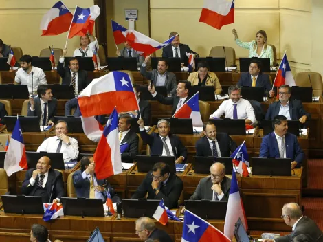 Diputados aprueban Ley que obliga entonar himno nacional en colegios