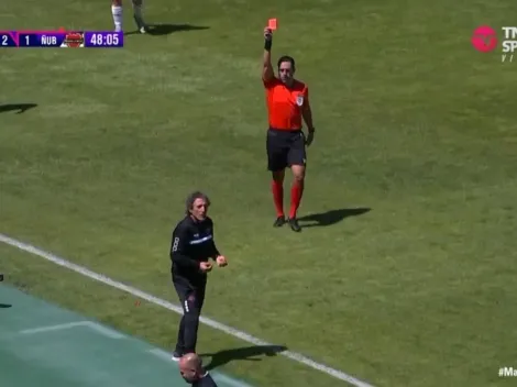 "¡Es un robo hormiga!": Mario Salas reclama un penal y es expulsado