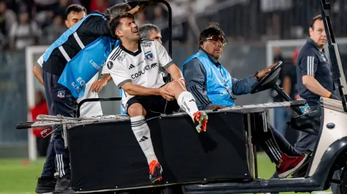César Fuentes salió así de la cancha en el partido de Colo Colo y Trinidense. A las horas se confirmó una gravísima lesión.