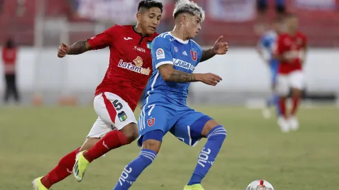 Maxi Guerrero cuida la pelota de la marca de Camilo Moya. El "7" anotó el gol de la victoria azul ante O'Higgins.