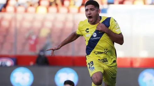 Braian Martínez celebra el gol que le anotó a Universidad Católica en la victoria de Everton.