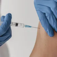 Para vacunar contra la influenza: Ofrecen más de 100 puestos de trabajo para TENS y enfermeras