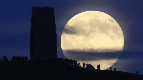 La luna se eleva sobre Glastonbury Tor
