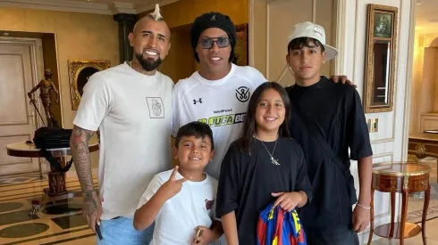 Arturo Vidal junto a sus hijos y Ronaldinho.
