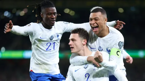 Mbappé, Pavard y Camavinga celebran con la selección de Francia. 
