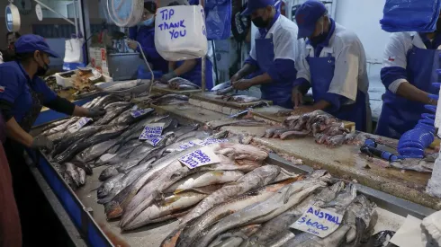 Venta de pescados y mariscos durante Semana Santa en el Mercado Central de Santiago (abril 2022)