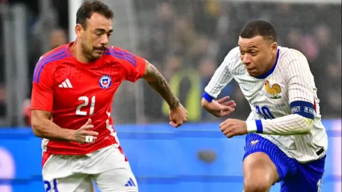 Matías Catalán en un mano a mano contra Mbappé en el duelo entre Francia y Chile.