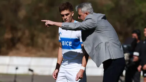 Tiago Nunes le da indicaciones a Guillermo Soto en la visita de la UC a Huachipato.