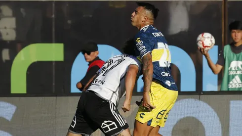 Por esta falta, Maximiliano Falcón fue expulsado en el partido que Colo Colo le ganó a Everton.