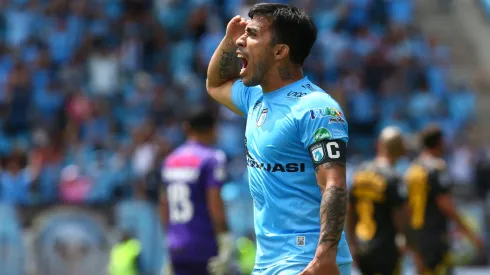 Edson Puch festeja la victoria de los Dragones Celestes ante Coquimbo Unido.