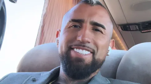 Vidal compartió el traje que lleva el plantel de Colo Colo.