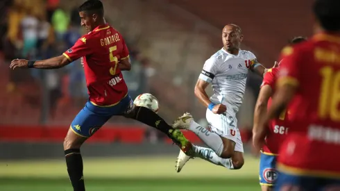 Diego González disputa un balón con Marcelo Díaz.