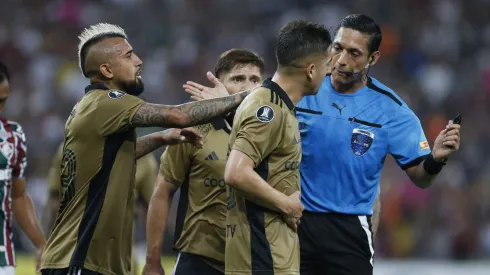 El árbitro Jesús Valenzuela está sintiendo la ira colocolina