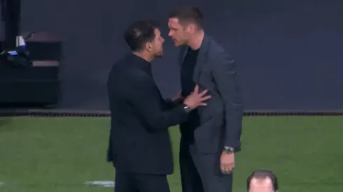 Diego Simeone se calentó al recibir de su propia medicina y casi termina a los combos.