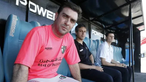 Germán Cavalieri de blanco en la banca de Palestino.