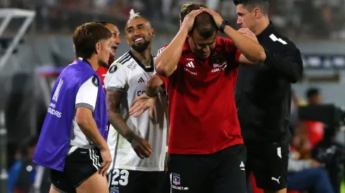 Jorge Almirón, Leonardo Gil y Arturo Vidal juntos en una escena.
