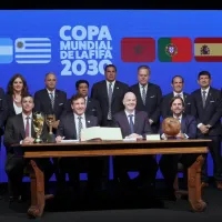 Tras desprecio de Conmebol: Pablo Milad posa en la firma del Mundial 2030