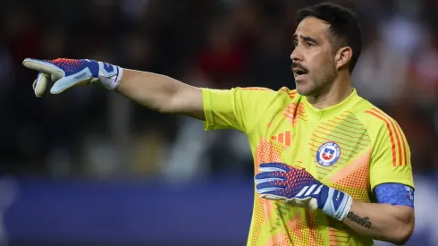Claudio Bravo baraja el retorno a Colo Colo