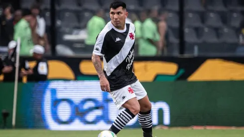 Gary Medel jugó en Vasco da Gama y se subió al avión rumbo a Chile este domingo.