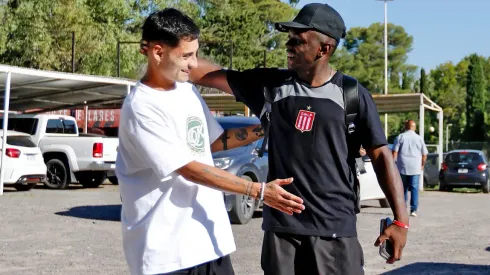 Javier Altamirano y Edwuin Cetré, un colombiano que milita en Estudiantes de La Plata.